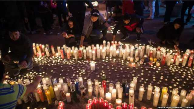 New York'ta yüzlerce kişi deprem kurbanlarının anısına mumlar yaktı.