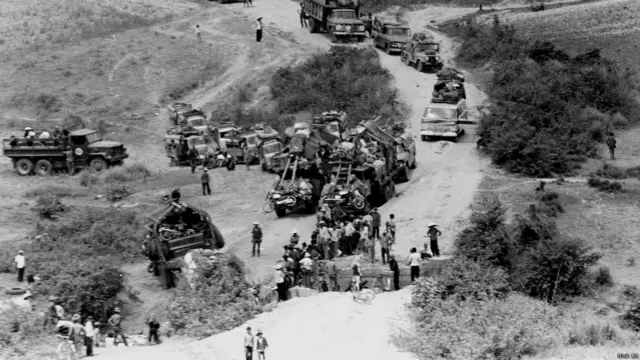 难民们和南越部队逃离