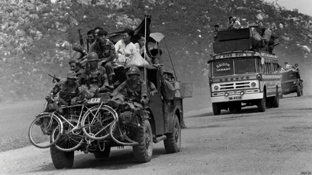 难民们和南越部队逃离