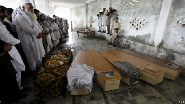 पाकिस्तान में चक्रवात से मरे लोग