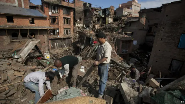 يحاول السكان انتشال بعض الأغراض التي دفنت مع الأنقاض