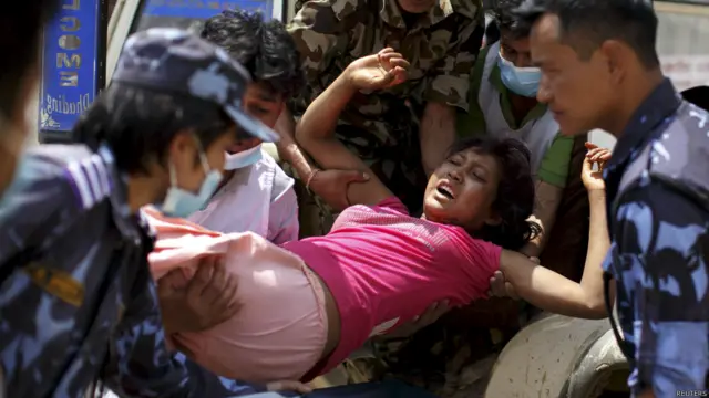 尼泊尔Dhading Besi镇军警与志愿者把一名地震伤者抬进医院(27/4/2015)