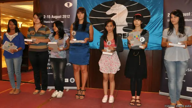 Lantas, apa tekad Anda ke depan? Tanya saya. Anak ketiga dari enam bersaudara ini menghela napas, dan kemudian menjawab tegas: "Saya ingin menjadi grandmaster putra dengan umur yang lebih muda."