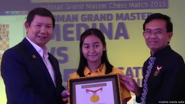 Medina bersama Ketua Umum PB Percasi Hashim Djojohadikusumo (kiri) usai memecahkan rekor MURI menghadapi 650 pecatur secara online.