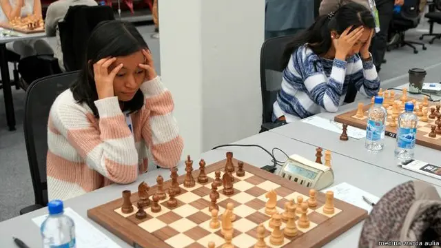 Digembleng oleh ayahnya selama sekitar tiga bulan Medina dan kakaknya kemudian diikutkan dalam Kejuaraan daerah catur se-DKI Jakarta pada 2006. 