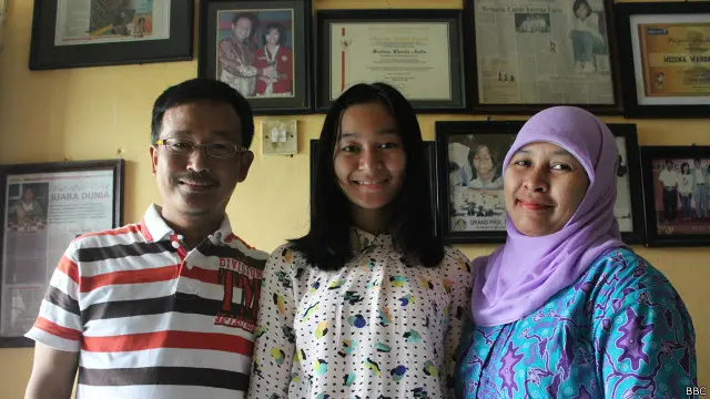 Bersama ayah, Nur Muchlisin dan ibunya, Siti Eka Nurhayati. Pada usia belia, yaitu ketika berumur sekitar sembilan tahun, Medina mengenal catur melalui sosok ayahnya, Nur Muchlisin (kiri), yang dikenal menggilai permainan catur secara turun temurun. 