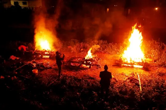 नेपाल में भूकंप से मारे गए लोगों का दाह संस्कार