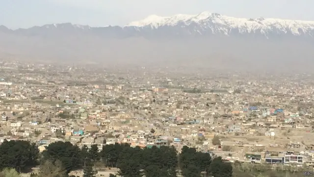 د هوا ککړتیا هغه مهال ښکاري چې ښارونو ته له لوړې ارتفاع وکتل شي.