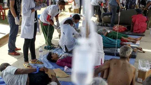 Zəlzələ zonasında həkimlər zərərçəkənlərə tibbi yardım göstərir