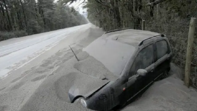 کئی لوگ آتش فشاں کے گردو نواح کے علاقے خالی کر چکے ہیں