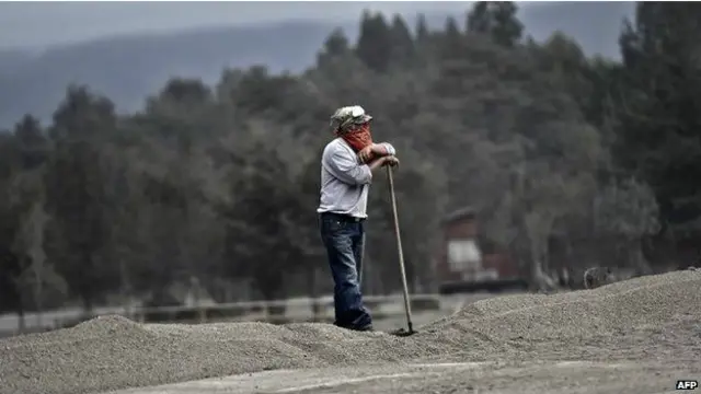 حکام نے ایسیناڈا کے علاقے سے نکلنے والے رہائشیوں کو تھوڑی دیر کے لیے گھروں کو واپس جانے دیا تاکہ وہ ضروری چیزیں بچا سکیں