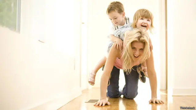 Мать играет с детьми
