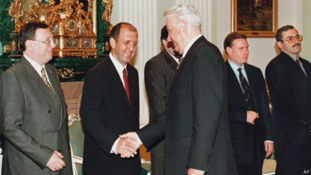 Встреча Бориса Ельцина с олигархами в 1998 году. Слева направо: Владимир Гусинский, Михаил Фридман, Владимир Потанин, Михаил Ходорковский