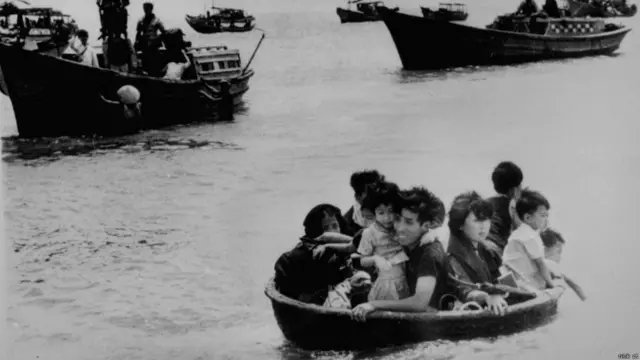乘船逃离的难民