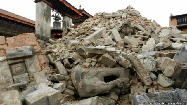 Развалины древнего храма в Непале после разрушительного землетрясения 25 апреля 2015 года