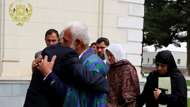 الرئيس الأفغاني غني يعانق والد فرخندة عند زيارة أسرتها القصر الرئاسي