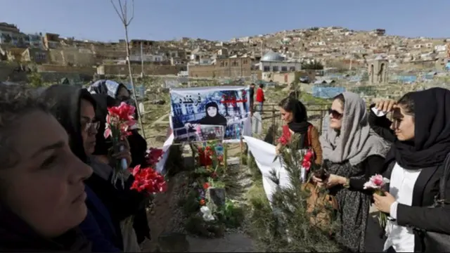 ناشطات أفغانيات يضعن الزهور عند قبر فرخندة