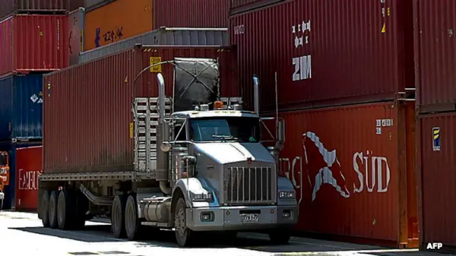 Camión y contenedores en el puerto de Cartagena