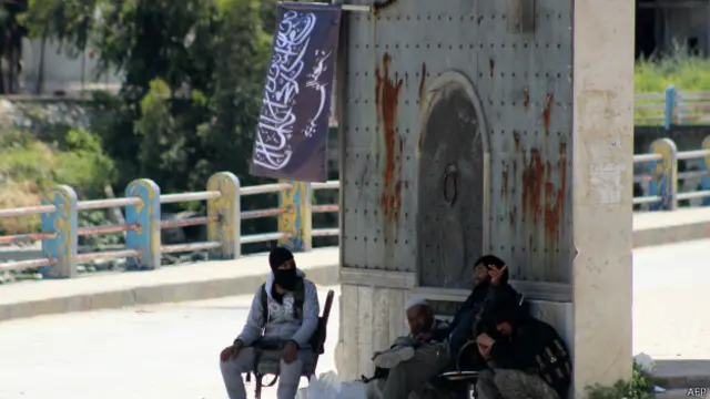 Cisr Eş Şugur'daki Nusra Cephesi militanları.