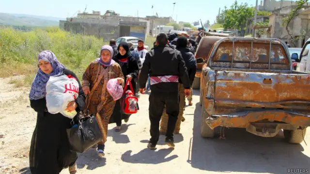 İslamcı grupların merkezi ele geçirmesi ardından Cisr Eş Şugur'dan ayrılan siviller.