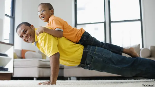 Si se necesita una carga adicional durante las flexiones se puede pedir ayuda a algún miembro de la familia.