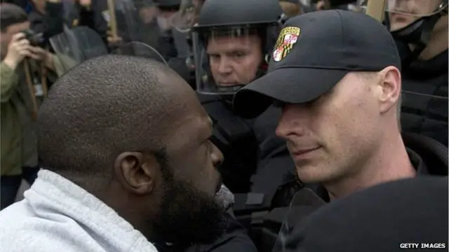 گروه های کوچکی در میان معترضان با پلیس درگیر شدند.