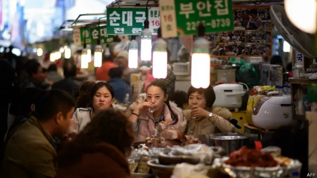 韩国街头吃饭喝酒