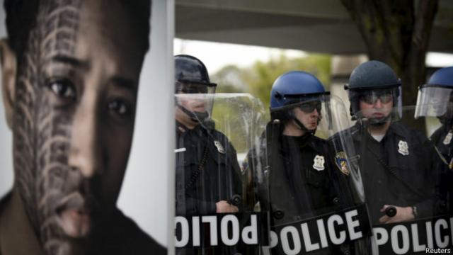 La policía de Baltimore informó que siete de sus agentes han resultado heridos.