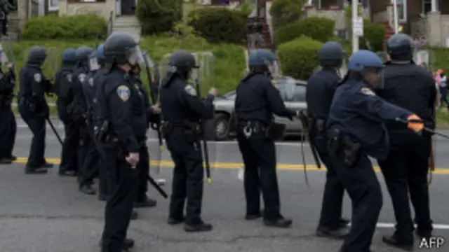 La protesta de este lunes es la más violenta tras días de manifestaciones y se produjo después del funeral del joven, Freddie Gray, de 25 años.