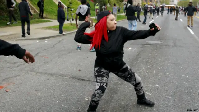 Algunos manifestantes tiraron piedras a la policía.