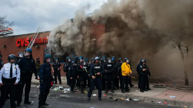 Las televisiones estadounidenses mostraron imágenes de una droguería CVS en llamas. 