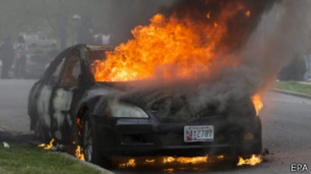 Los violentos quemaron autos y negocios.