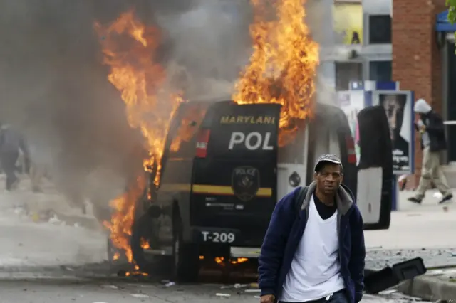 巴爾的摩的官員將周一的騷亂同1968年黑人民權領袖馬丁·路德·金遇刺後引發的暴力騷亂相提並論