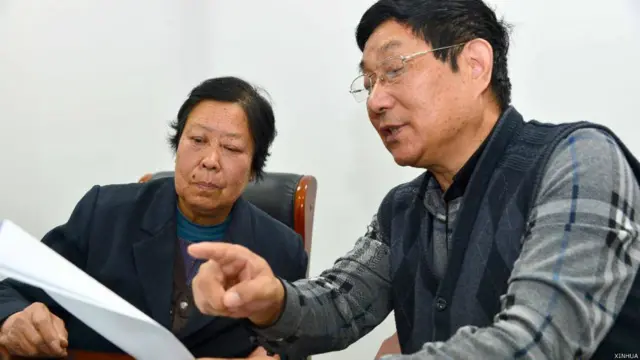 律师陈光武与聂树斌母亲张焕枝在济南山东省高级法院阅卷（新华社图片17/3/2015）