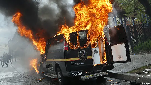 مظاہرین نے متعدد مقامات پر گاڑیوں کو نذر آتش کیا