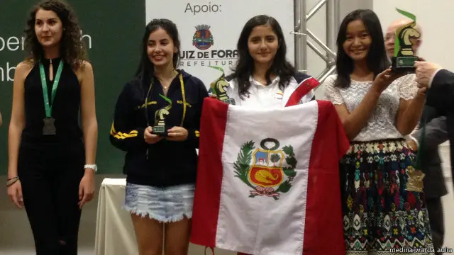 Salah-satu prestasi yang diraih Medina (kanan) adalah ketika menjadi juara catur pelajar di World School Chess Championship di Brasil, akhir Desember 2014 lalu.