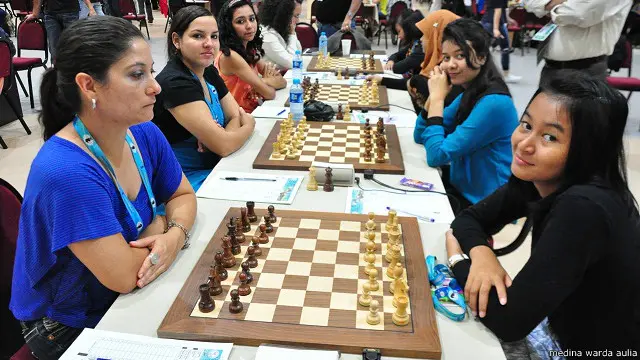 Pada usia belia, yaitu ketika berumur sekitar sembilan tahun, Medina (kanan) mengenal catur melalui sosok ayahnya, Nur Muchlisin, yang dikenal menggilai permainan catur secara turun temurun. 