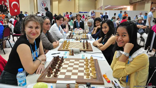 Medina (kanan) selalu teringat wejangan sang ayah yang terus memotivasinya untuk meraih prestasi di olah raga catur: "Kamu mau keliling dunia, mau naik pesawat, nggak? Mau ngelihat salju... Wah, aku jadi pengin." 