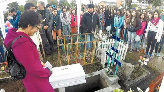 Sedikitnya 500 orang menghadiri pemakaman Aurora, bayi yang dibuang ke penimbunan sampah.