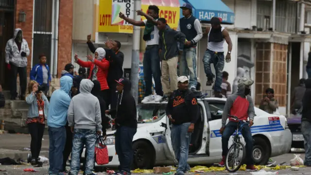 Aksi protes terkait kematian Freddie Gray memicu kerusuhan di Kota Baltimore.