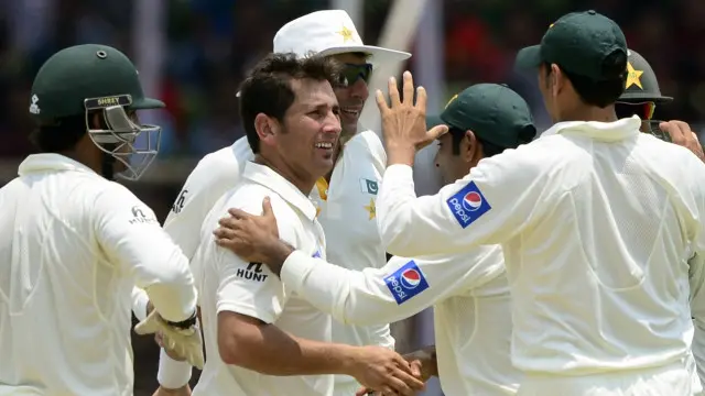 تمیم اقبال کی وکٹ لینے کے بعد پاکستانی ٹیم کے کھلاڑی ایک دوسرے کو مبارکباد دیتے ہوئے