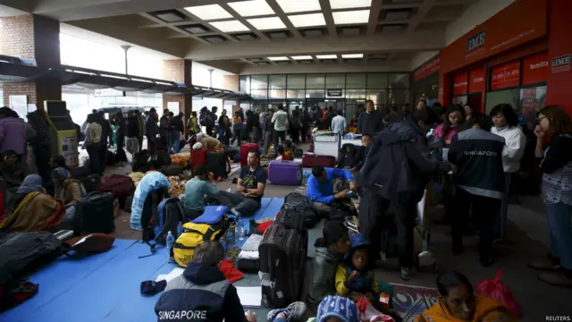 加德满都机场挤满等候离境的旅客（28/4/2015）