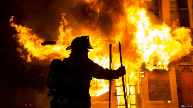 احتجاج کے دوسرے دن بھی بعض عمارتوں سے دھواں بلند ہو رہا تھا