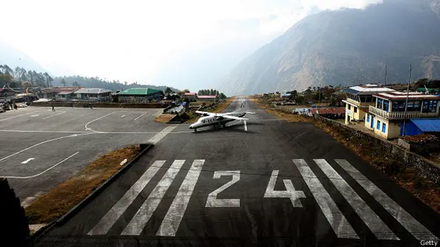 Đường băng trên đỉnh Himalaya (Hình: Prakash Mathema/Getty)