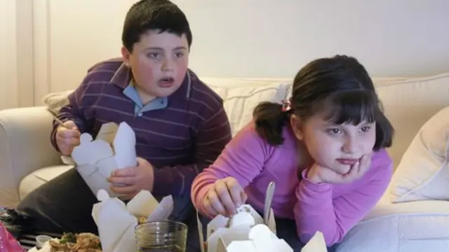 طفل وطفلة يعانيات من السمنة