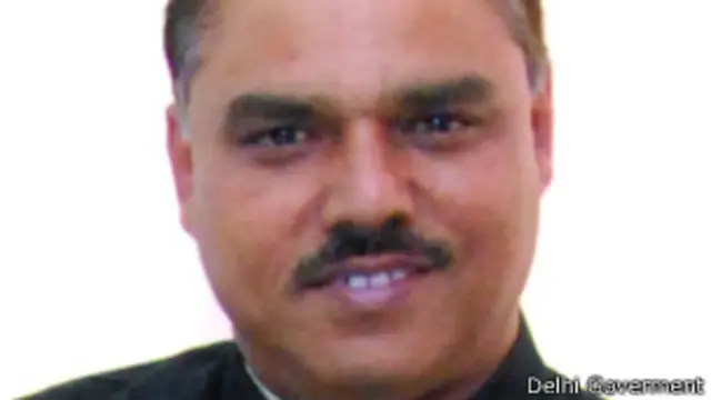 جیتیندر سنگھ تومر دہلی کی ریاستی اسمبلی میں وزیر قانون ہیں اور ان پر جعلی سند کا الزام ہے