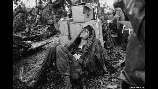 Un paracaidista estadounidense herido en la batalla por Hamburger Hill espera una evacuación médica en un campamento base cerca de la frontera con Laor, el 19 de mayo de 1969. 