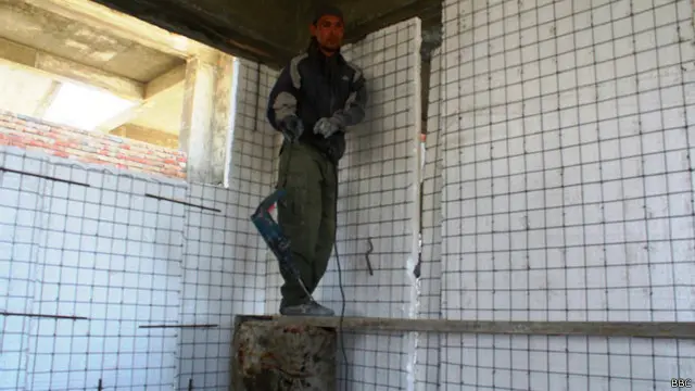 افغانستان د کار په شرایطو برابر څه باندې دولس میلیونه وګړي لري، خو وګړو ته یې کاري مصروفیتونه په هاغه ډول چې باید برابر شوي وای نه دې برابر شوي.