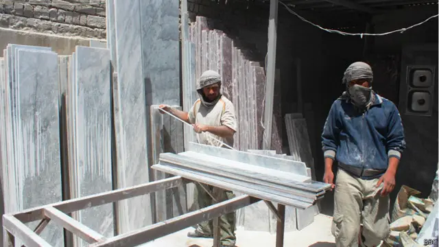 په افغانستان کې بیا کارګر وايي، د کار پر مهال دوی ته د ځان ساتنې اړین توکي نه ورکول کېږي او ډېری وخت دوی دغه توکي له بازارونو پېیري.