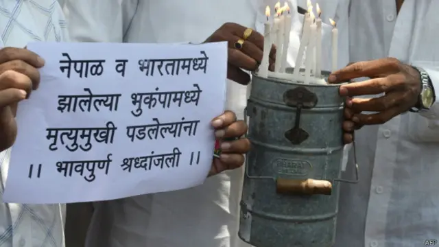 मुंबई के डिब्बा वालों ने नेपाल के भूकंप में मारे लोगों को श्रद्धांजलि दी.